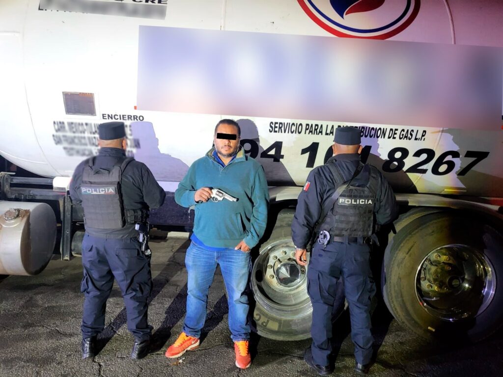 En Ixtapaluca detienen a sujeto con pipa cargada y arma de fuego