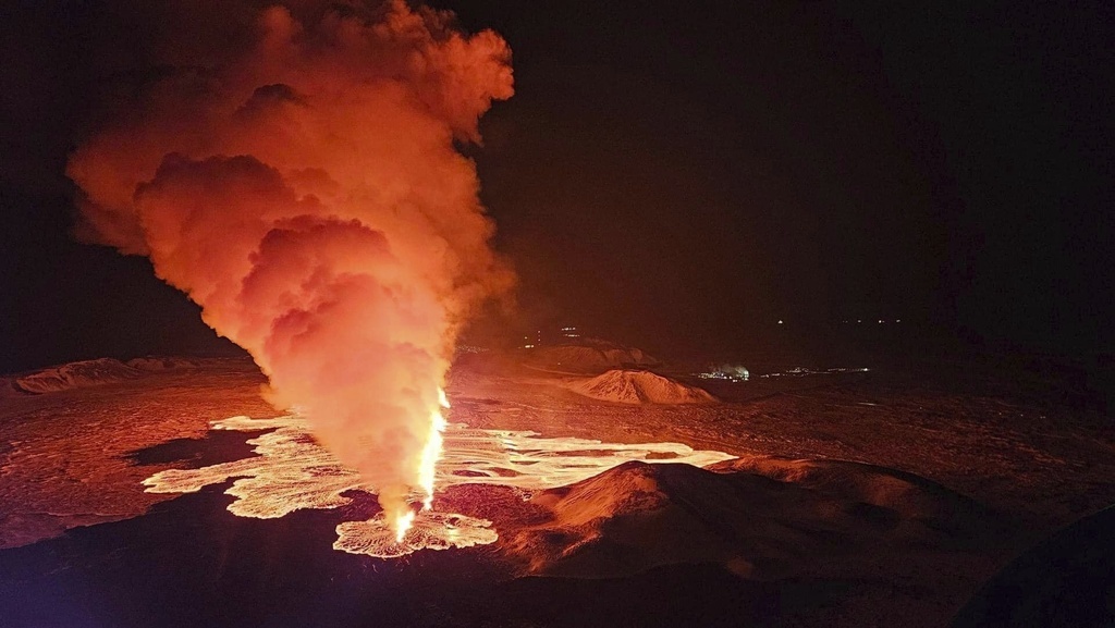 Volcán en erupción en Islandia afecta a una zona ya evacuada en episodios previos