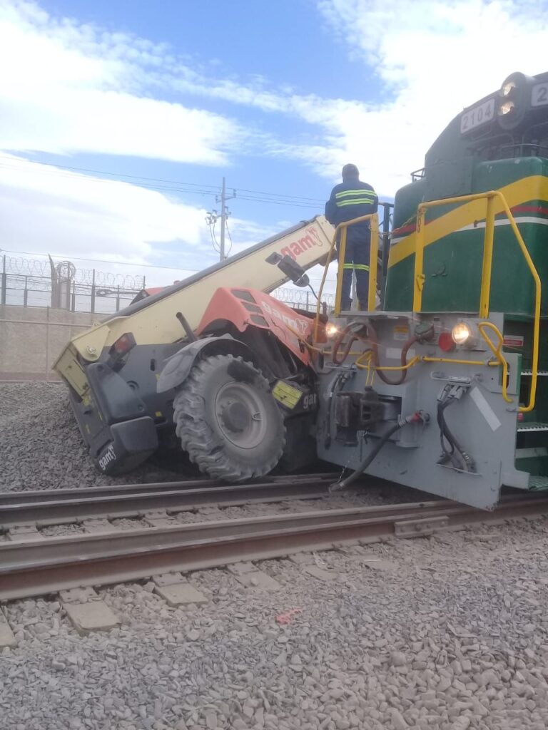 Tren arrolla maquinaria de construcción del Tren Suburbano cerca del AIFA