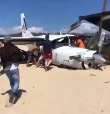 Avioneta con paracaidistas canadienses cae en Puerto Escondido y mata a un hombre