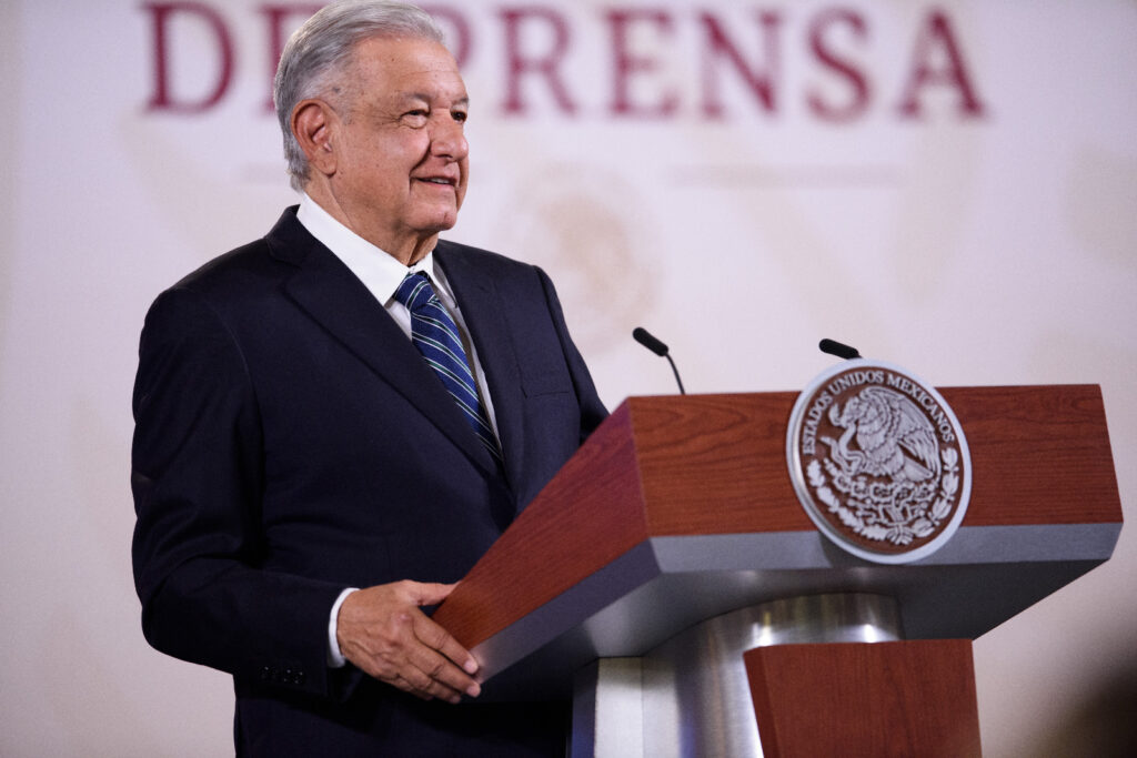 México no recibirá deportados por Texas, reitera AMLO ante "ley anticristiana"