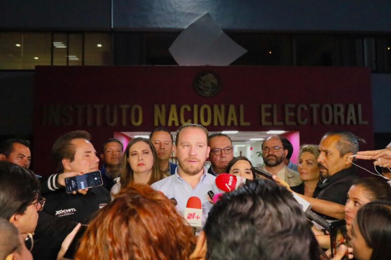Santiago Taboada denuncia ante INE a AMLO por intromisión en elección de CDMX