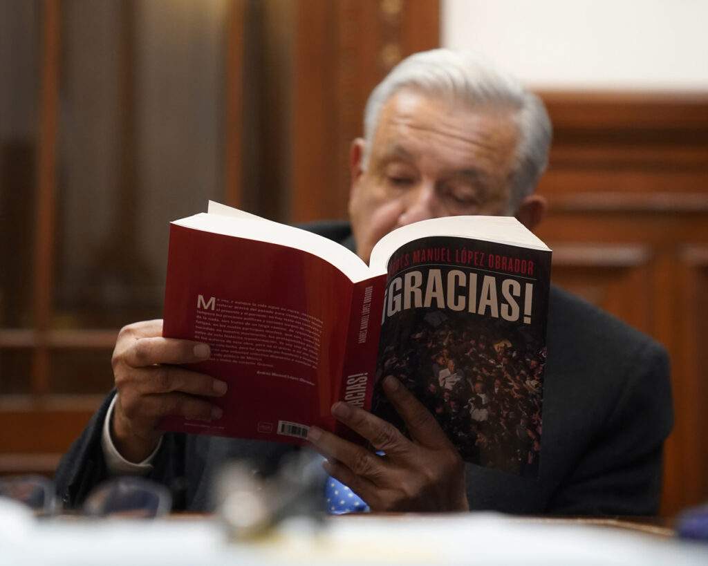 AMLO celebra fallo del Tribunal Electoral sobre su libro: "Perdió la censura"