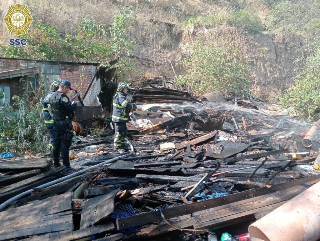 Policía CDMX apoyó a extinguir incendio de pastizal en Cuajimalpa de Morelos
