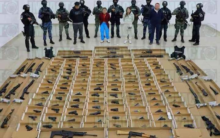 Detienen a 4 con arsenal bélico, en San Luis de la Paz, Guanajuato