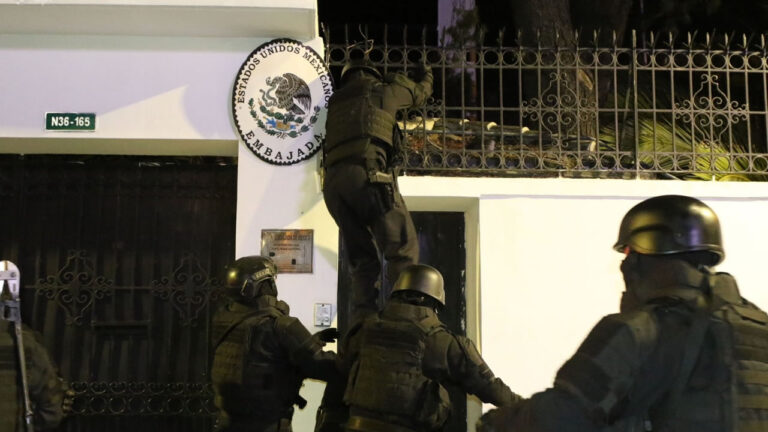 policía ecuatoriana irrumpe en la embajada de México en Quito