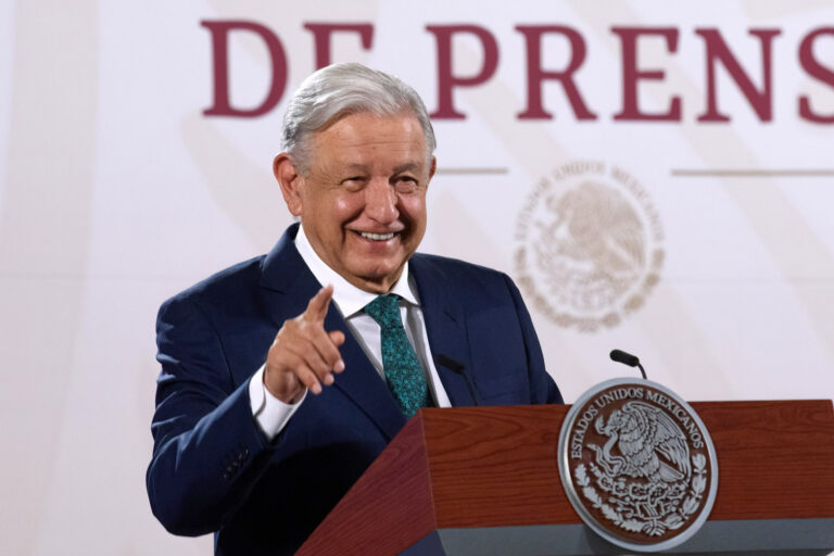 Presidente AMLO celebra histórica reducción de la pobreza laboral en México