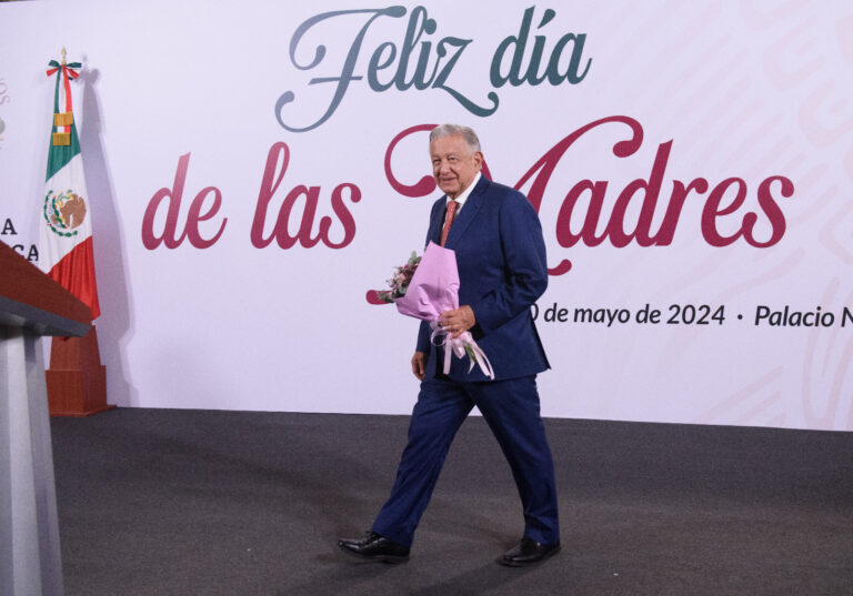 Un mariachi y jaraneros jarachos fueron los encargados de festejar el último 10 de mayo del sexenio de López Obrador