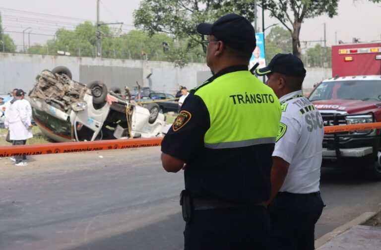 Volcadura de camioneta de transporte público deja 2 muertos y 7 lesionados en CDMX